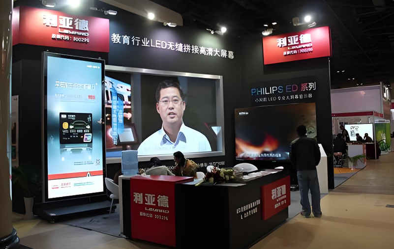 星空官网全新一代3D折叠屏首秀北京教育装备展，开启智慧教育多维交互时代