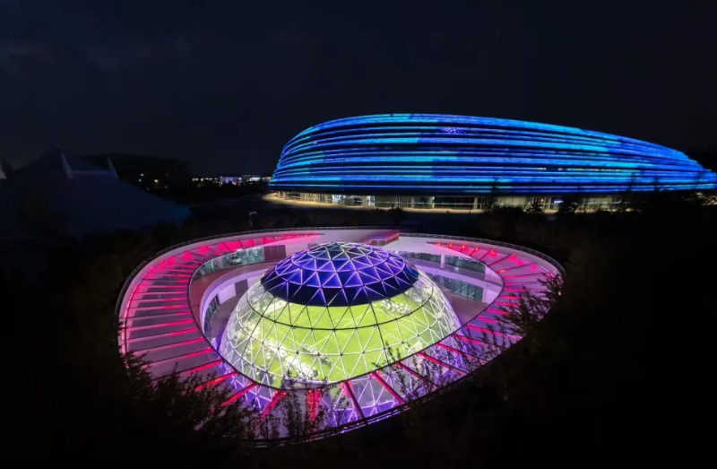 全球首个，正式启用！星空官网LED炫彩点亮“熊猫眼”